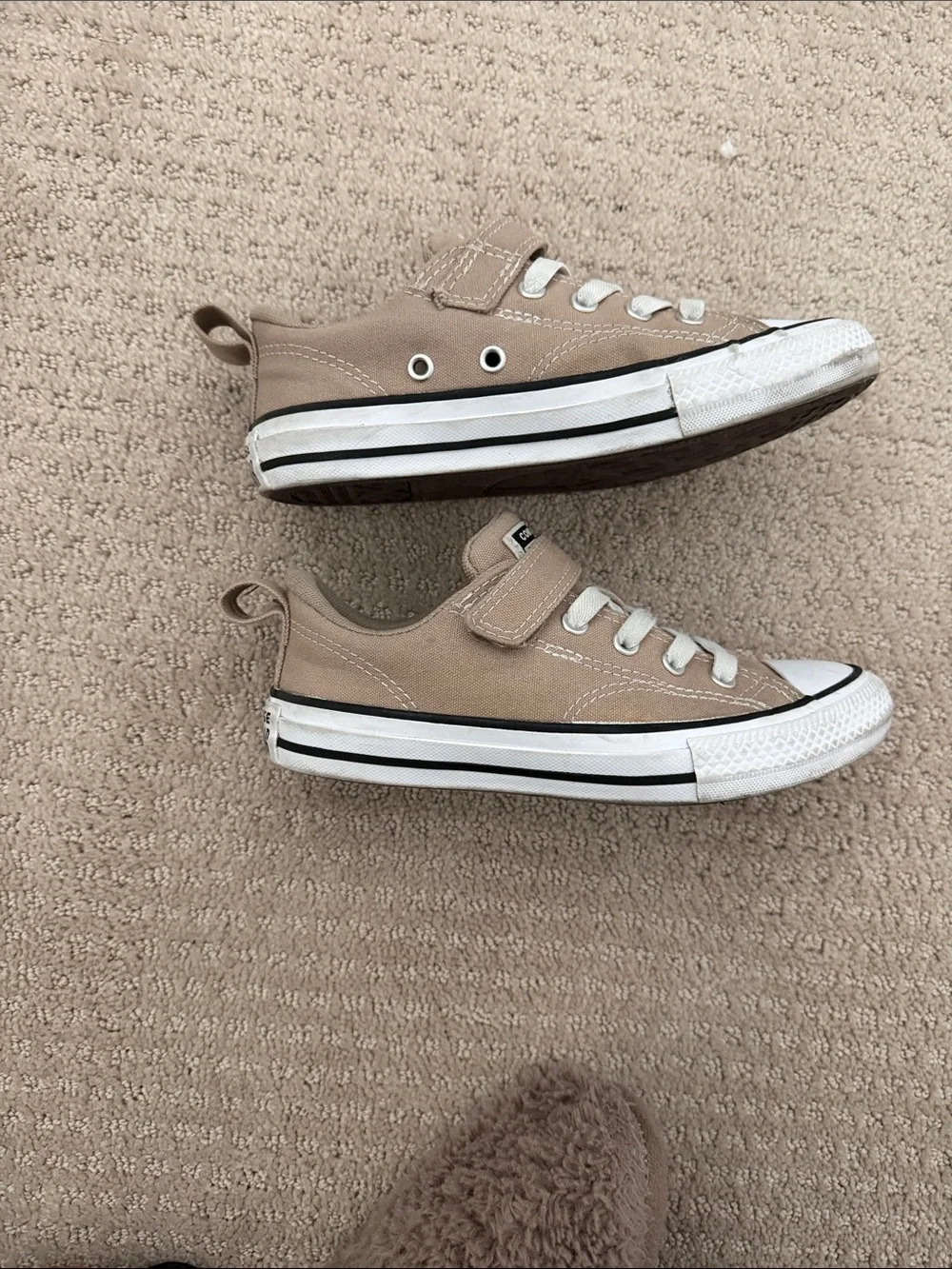 Converse Kids Low-Top Sneakers in Taupe